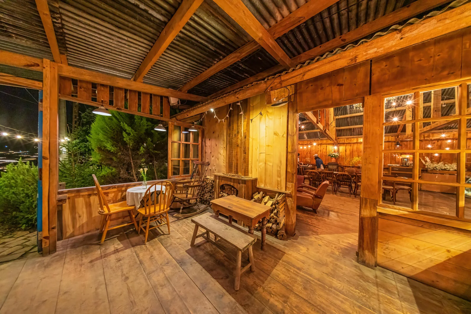 A wooden guest area in Pueblo Vamoss